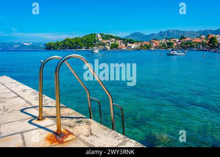 Metalltreppen führen in Cavtat, Kroatien, zur Adria Stockfoto