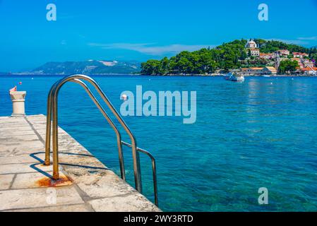 Metalltreppen führen in Cavtat, Kroatien, zur Adria Stockfoto