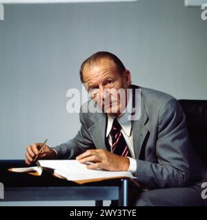 Peter von Zahn, deutscher Hörfunk- und Fernsehjournalist, über ein Skript, Deutschland um 1976. Stockfoto