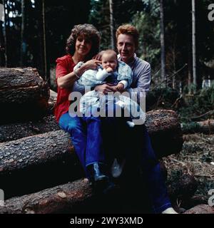 ...es ist die Liebe, TV-Episodenfilm vom Bayerischen Rundfunk, Deutschland, 1979, Regie: Hartmut Griesmayr, Drehbuch: Herbert Reinecker, Episode: der Verkehrsunfall, Szene mit Baby: Michaela May und Martin Semmelrogge im Wald Stockfoto