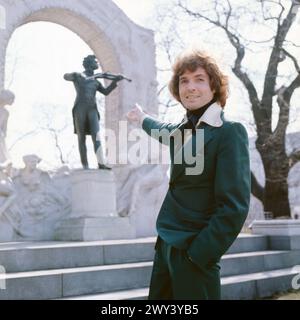 Chris Roberts, deutscher Schlagersänger, im Wiener Stadtpark am Johann Strauß Denkmal, um 1980. Stockfoto