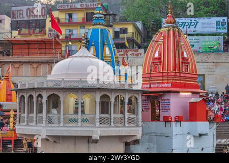 Abendgang Ganga Aarti im Har Ki Pauri, Haridwar, Uttarakhand, Indien Stockfoto