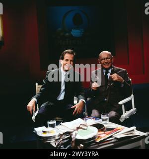 Pleiten, Pech und Pannen, ARD Fernsehsendung über lustige Missgeschicke im TV, 1988, Bild: Moderator Max Schautzer mit Gast Robert Lembke Stockfoto