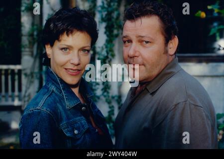 Bei aller Liebe, ARD Fernsehserie, Jahr 2000, Regie: Wolfgang F. Henschel, Bild: Darsteller beim Fototermin: Janina Hartwig als Sarah Borkmann, Walter Plathe als Rainer Borkmann Stockfoto