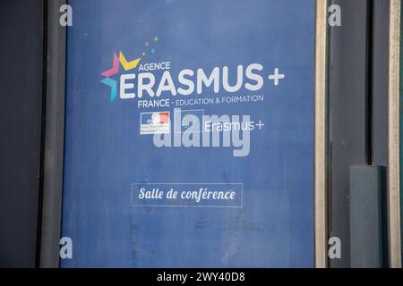 Bordeaux , Frankreich - 04 02 2024 : Erasmus plus mehr Logo Marke und Textzeichen Europäische union Flagge im französischen Büro Stockfoto