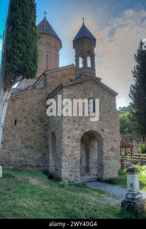 Sommertag im Kloster Ikalto in Georgien Stockfoto