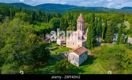 Sommertag im Kloster Ikalto in Georgien Stockfoto