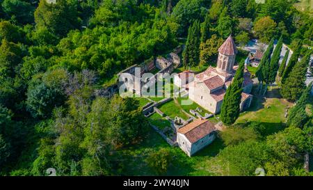 Sommertag im Kloster Ikalto in Georgien Stockfoto