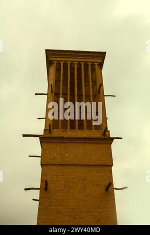 Yazd, Iran – 28. Dezember 2022: Ungewöhnliche Lüftungstürme (hlk-Kanäle, für externe Nutzung, Kühler) in iranischen Städten in der Wüste gebaut, wo es keine gibt Stockfoto