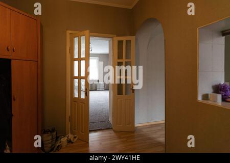 Sowjetische Wohnung, UdSSR. Zimmer in der üblichen sowjetischen Wohnung. Stockfoto