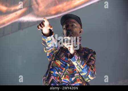 Mantua, Italien. April 2024. Samuel, das Pseudonym von Samuel Umberto Romano, singt auf der Bühne während der Subsonica 2024 Tour im PalaUnical in Mantua, Italien, am 3. April 2024. (Foto: Roberto Tommasini/NurPhoto) Credit: NurPhoto SRL/Alamy Live News Stockfoto