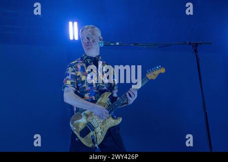 Mantua, Italien. April 2024. Max Casacci von Subsonica spielt Gitarre während der Subsonica 2024 Tour im PalaUnical in Mantua, Italien, am 3. April 2024. (Foto: Roberto Tommasini/NurPhoto) Credit: NurPhoto SRL/Alamy Live News Stockfoto