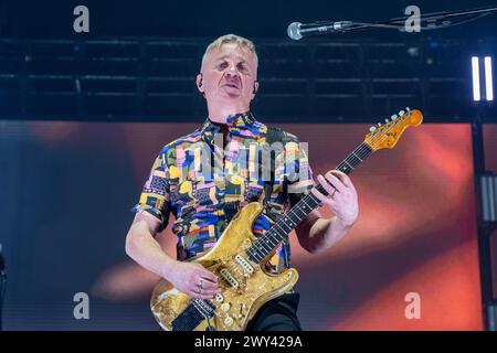 Mantua, Italien. April 2024. Max Casacci von Subsonica spielt Gitarre während der Subsonica 2024 Tour im PalaUnical in Mantua, Italien, am 3. April 2024. (Foto: Roberto Tommasini/NurPhoto) Credit: NurPhoto SRL/Alamy Live News Stockfoto