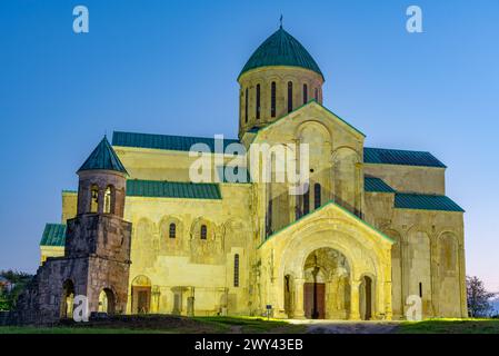 Blick auf den Sonnenaufgang der Kathedrale von Bagrati in Kutaisi, Georgia Stockfoto