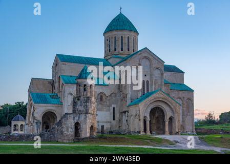 Blick auf den Sonnenaufgang der Kathedrale von Bagrati in Kutaisi, Georgia Stockfoto