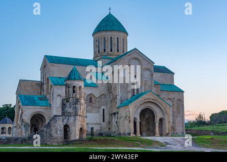 Blick auf den Sonnenaufgang der Kathedrale von Bagrati in Kutaisi, Georgia Stockfoto