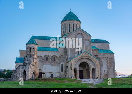 Blick auf den Sonnenaufgang der Kathedrale von Bagrati in Kutaisi, Georgia Stockfoto