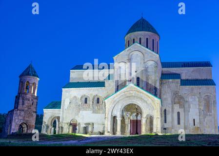 Blick auf den Sonnenaufgang der Kathedrale von Bagrati in Kutaisi, Georgia Stockfoto