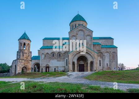 Blick auf den Sonnenaufgang der Kathedrale von Bagrati in Kutaisi, Georgia Stockfoto