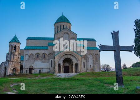 Blick auf den Sonnenaufgang der Kathedrale von Bagrati in Kutaisi, Georgia Stockfoto