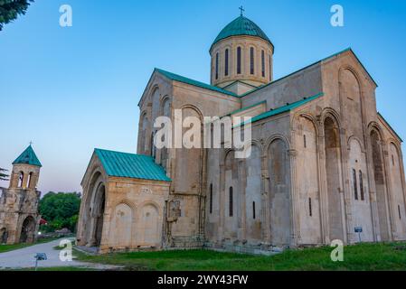 Blick auf den Sonnenaufgang der Kathedrale von Bagrati in Kutaisi, Georgia Stockfoto