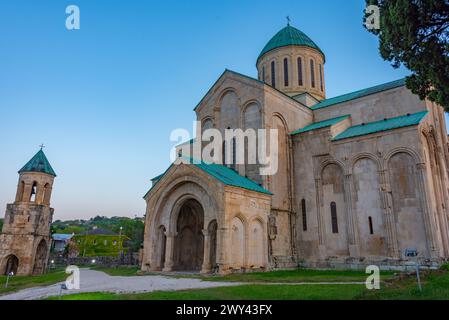 Blick auf den Sonnenaufgang der Kathedrale von Bagrati in Kutaisi, Georgia Stockfoto