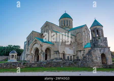 Blick auf den Sonnenaufgang der Kathedrale von Bagrati in Kutaisi, Georgia Stockfoto