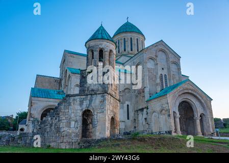 Blick auf den Sonnenaufgang der Kathedrale von Bagrati in Kutaisi, Georgia Stockfoto