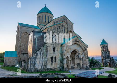 Blick auf den Sonnenaufgang der Kathedrale von Bagrati in Kutaisi, Georgia Stockfoto