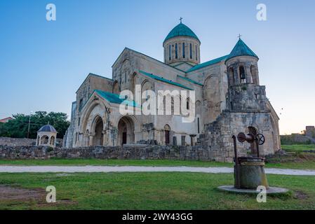 Blick auf den Sonnenaufgang der Kathedrale von Bagrati in Kutaisi, Georgia Stockfoto