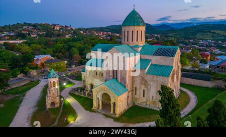 Blick auf den Sonnenaufgang der Kathedrale von Bagrati in Kutaisi, Georgia Stockfoto