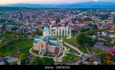 Blick auf den Sonnenaufgang der Kathedrale von Bagrati in Kutaisi, Georgia Stockfoto