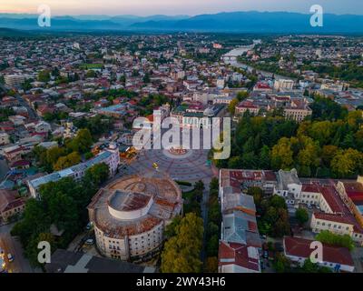 Panoramablick bei Sonnenaufgang auf den zentralen Platz in Kutaisi, Georgia Stockfoto