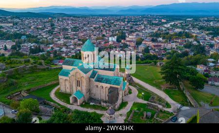 Blick auf den Sonnenaufgang der Kathedrale von Bagrati in Kutaisi, Georgia Stockfoto