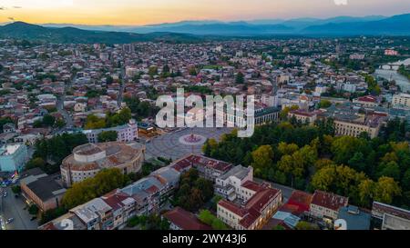 Panoramablick bei Sonnenaufgang auf den zentralen Platz in Kutaisi, Georgia Stockfoto