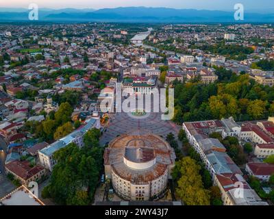 Panoramablick bei Sonnenaufgang auf den zentralen Platz in Kutaisi, Georgia Stockfoto