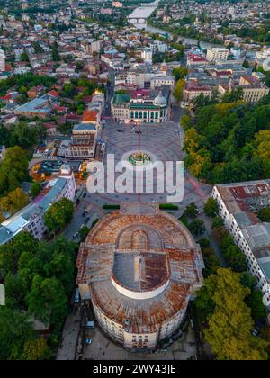 Panoramablick bei Sonnenaufgang auf den zentralen Platz in Kutaisi, Georgia Stockfoto