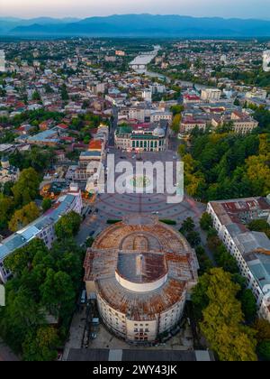 Panoramablick bei Sonnenaufgang auf den zentralen Platz in Kutaisi, Georgia Stockfoto