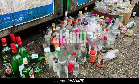 Itterbeck, Deutschland - 3. Januar 2023 zu viel Abfall! Flaschen vor einem Glasbehälter, der nicht mehr passt. Kurz nach der Neujahrsfeier Stockfoto