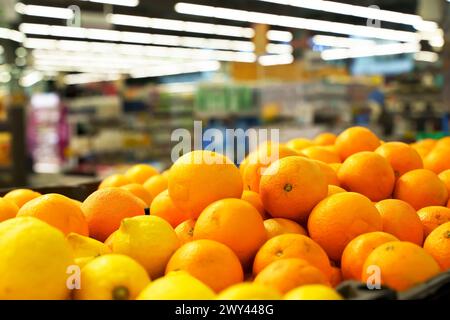 Orangen in einem Supermarkt auf der Theke. Bauernhoffrüchte und Gemüse zum Verkauf. Hochwertige Fotos Stockfoto