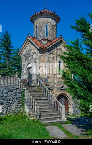 Sommertag im Kloster Martvili in Georgien Stockfoto