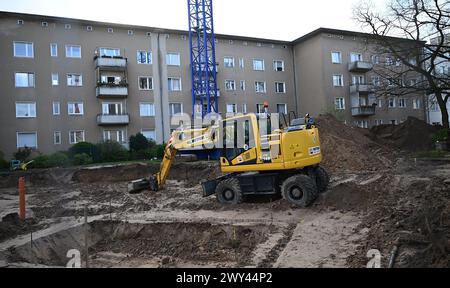 Berlin, Deutschland. April 2024. Ein Bagger steht auf einer Baustelle, bevor er eine Bombe aus dem Zweiten Weltkrieg in Berlin-Schmargendorf entschärft. Bis spätestens dahin werden rund 6.700 Menschen ihre Häuser vorübergehend verlassen müssen. Quelle: Britta Pedersen/dpa/Alamy Live News Stockfoto