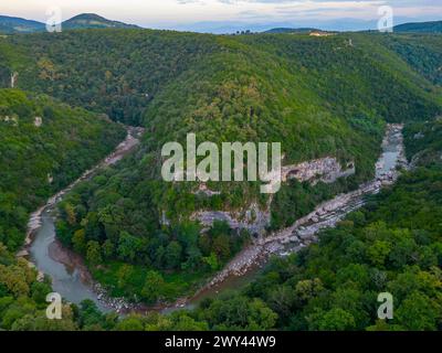 Blick auf den Sonnenuntergang auf das Tskaltsitela River Valley in Georgia Stockfoto