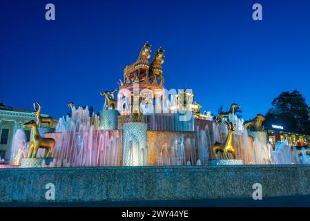 Nachtansicht auf den Colchis-Brunnen in Kutaisi, Georgia Stockfoto