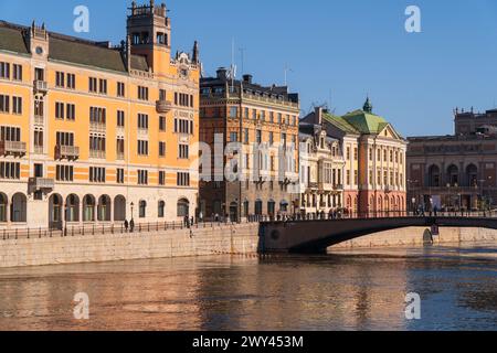 Die Hauptstraße von Drottninggatan und Brücke in Richtung Altstadt, historische Gebäude im Zentrum von Stockholm, Schweden. Blauer Himmel, Anfang Frühling. Norrströ Stockfoto