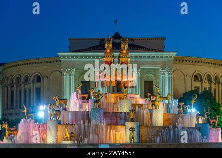 Nachtansicht auf den Colchis-Brunnen in Kutaisi, Georgia Stockfoto