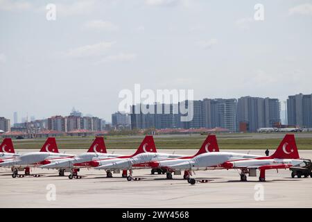 Istanbul, Flughafen Atatürk, Türkei - 28.04.2023 Türk yıldızları (Englisch: Türkische Sterne). Demonstrations- oder Kunstflugteam der türkischen Luftwaffe. Ebenen. Stockfoto