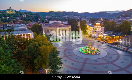 Panoramablick bei Sonnenaufgang auf den zentralen Platz in Kutaisi, Georgia Stockfoto