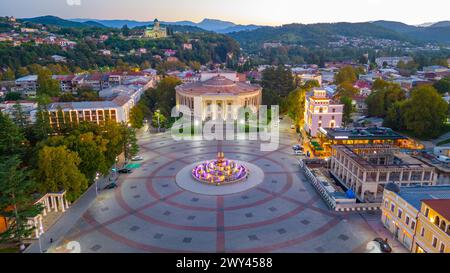 Panoramablick bei Sonnenaufgang auf den zentralen Platz in Kutaisi, Georgia Stockfoto
