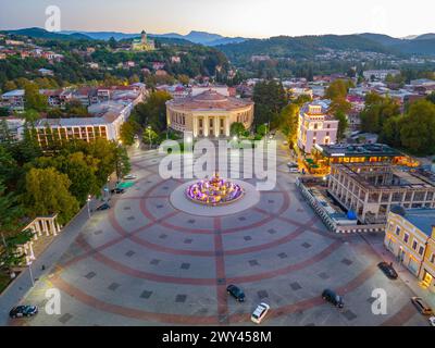 Panoramablick bei Sonnenaufgang auf den zentralen Platz in Kutaisi, Georgia Stockfoto
